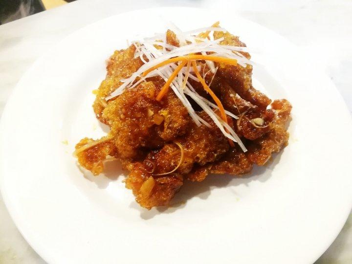 厨师长教你：“锅包肉”的家常做法，色泽金黄，口味酸甜！