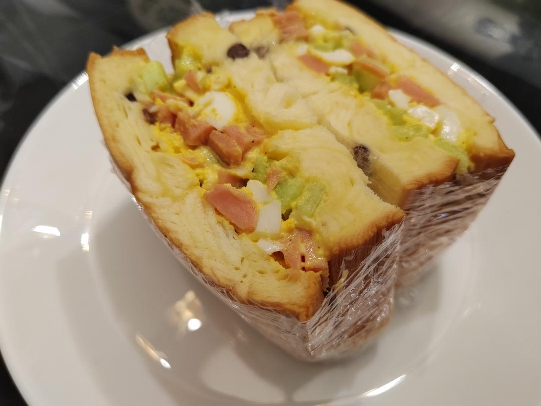 黄瓜鸡蛋酱三明治