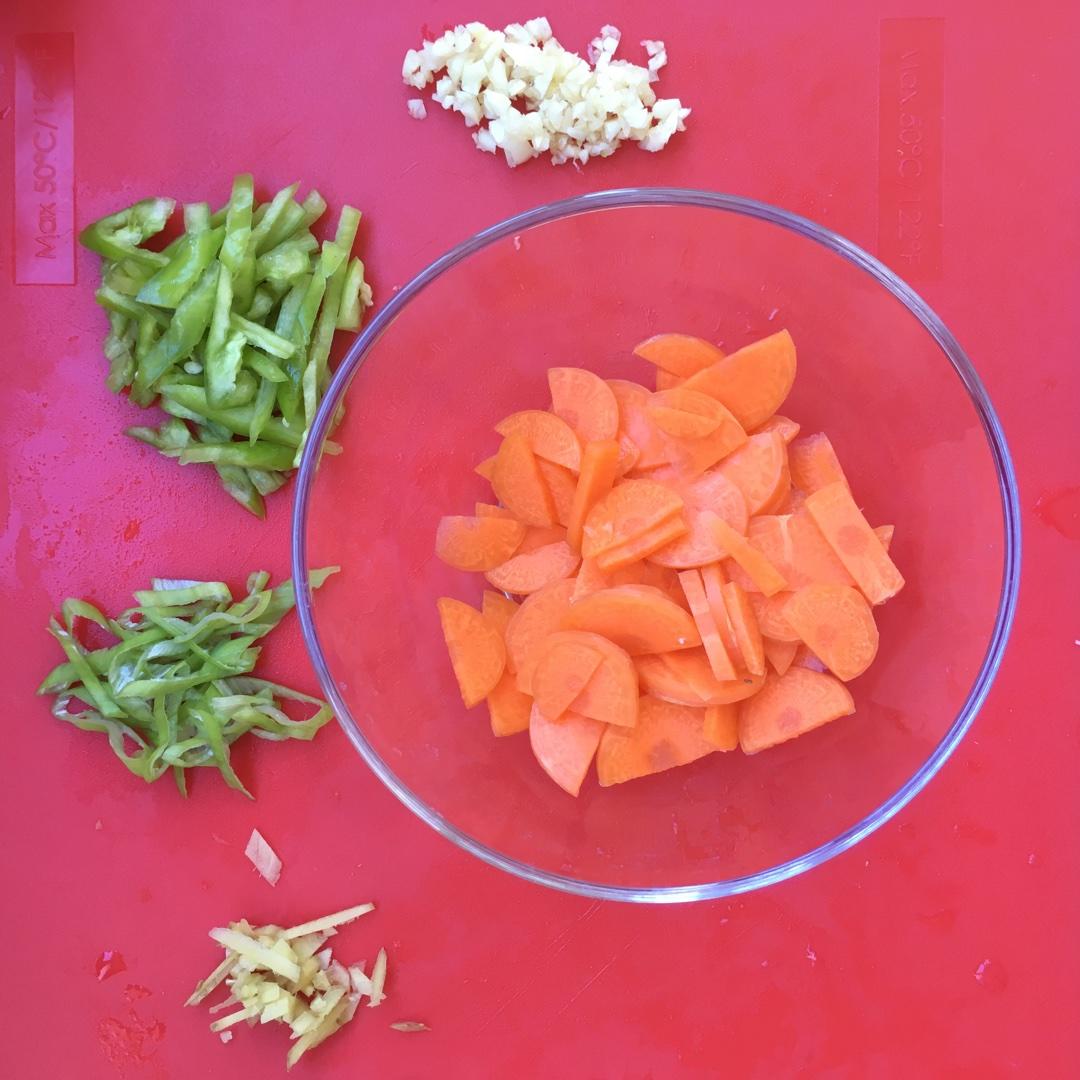 胡萝卜炒小油菜的做法 步骤1
