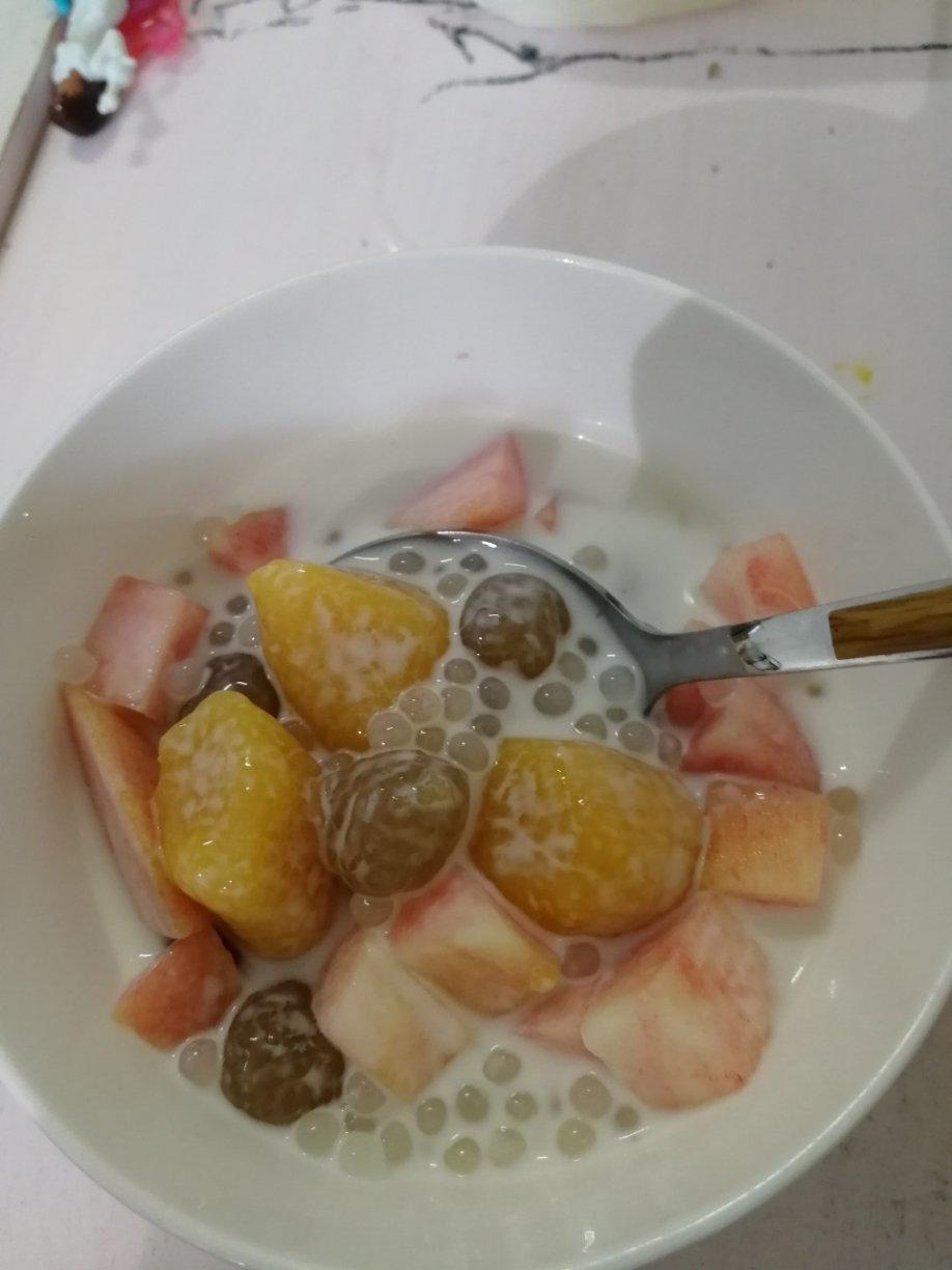 蜜桃椰汁西米露