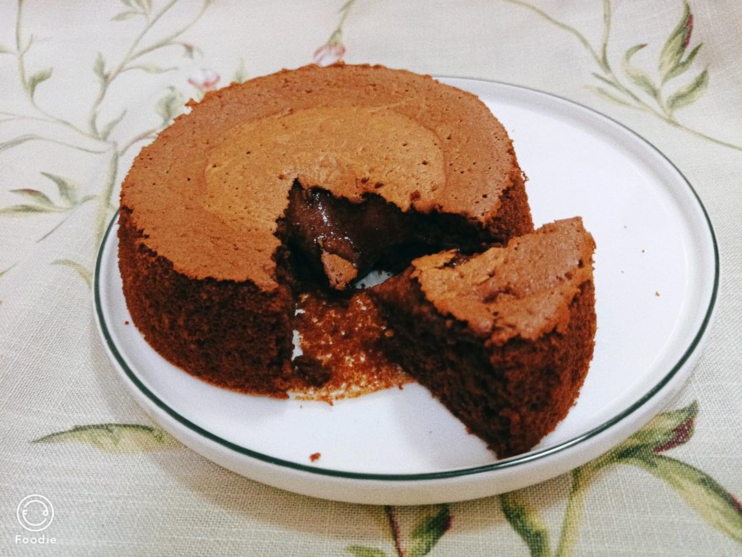 爆浆的巧克力凹蛋糕