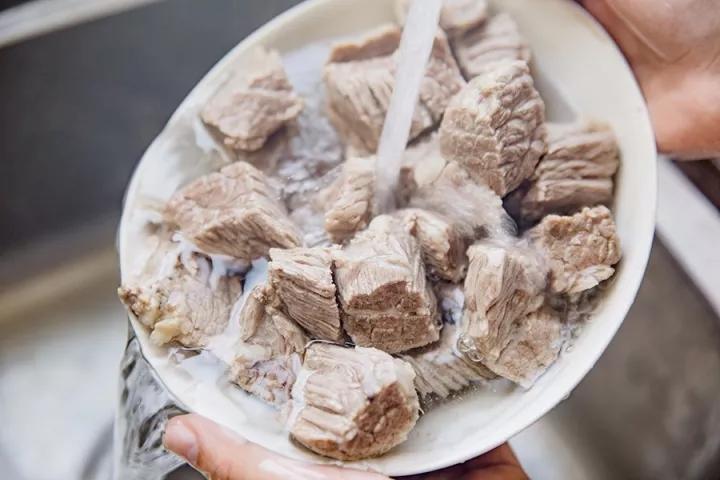 咖喱土豆炖牛腩：牛肉这样炖，保证不塞牙的做法 步骤8