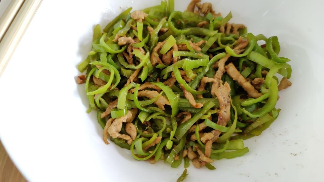 青椒肉丝，这样炒太好吃了。