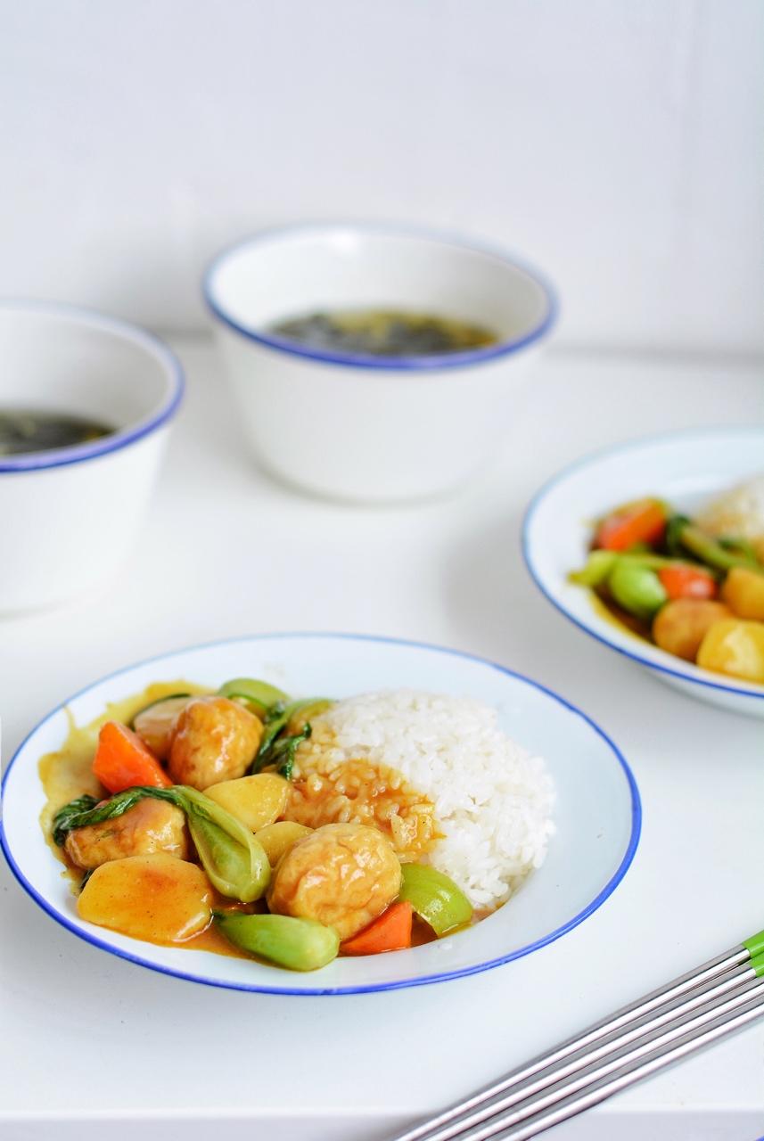 美食使我膨胀发胖做的咖喱鱼丸饭