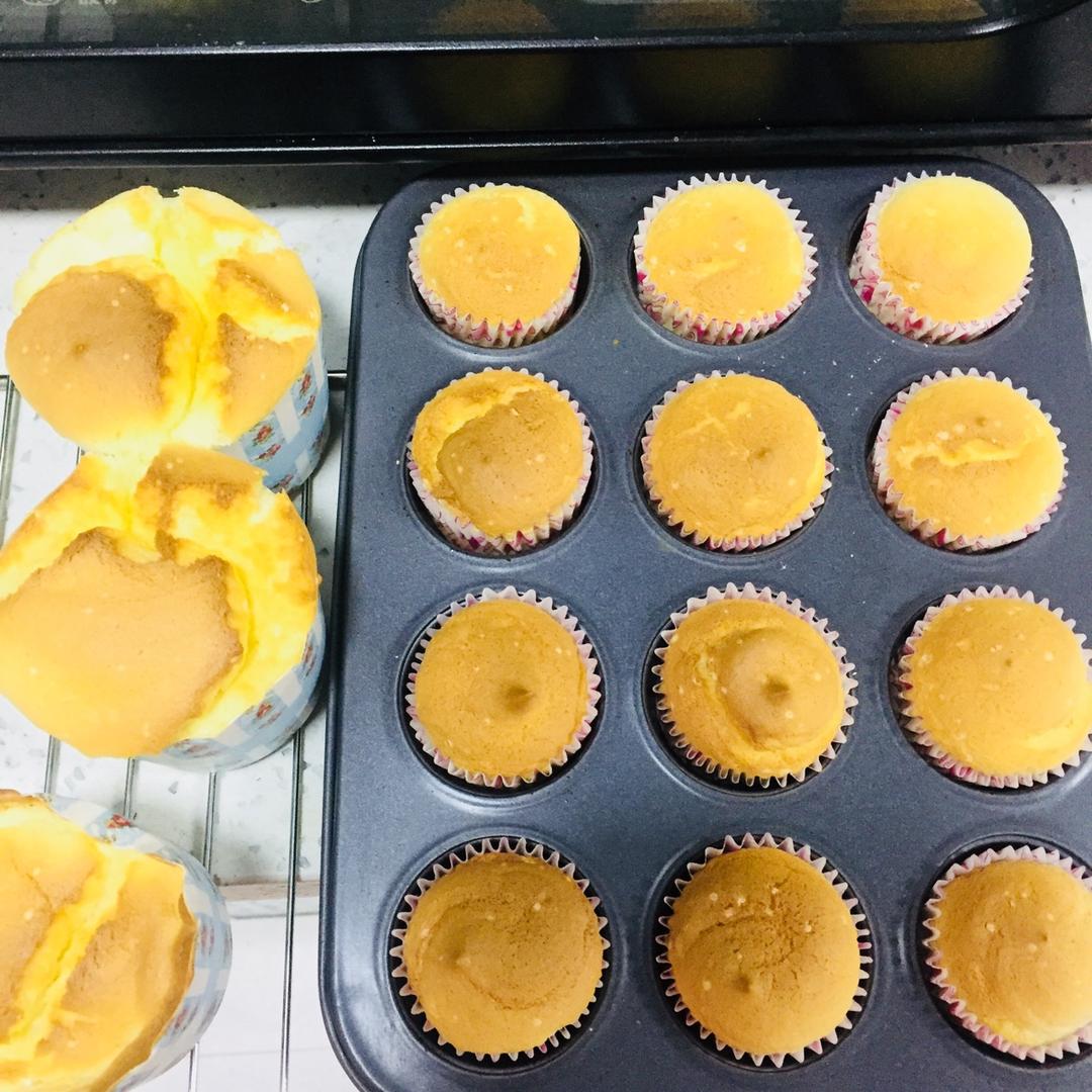 戚风杯子蛋糕^_^不开裂不回缩喔～