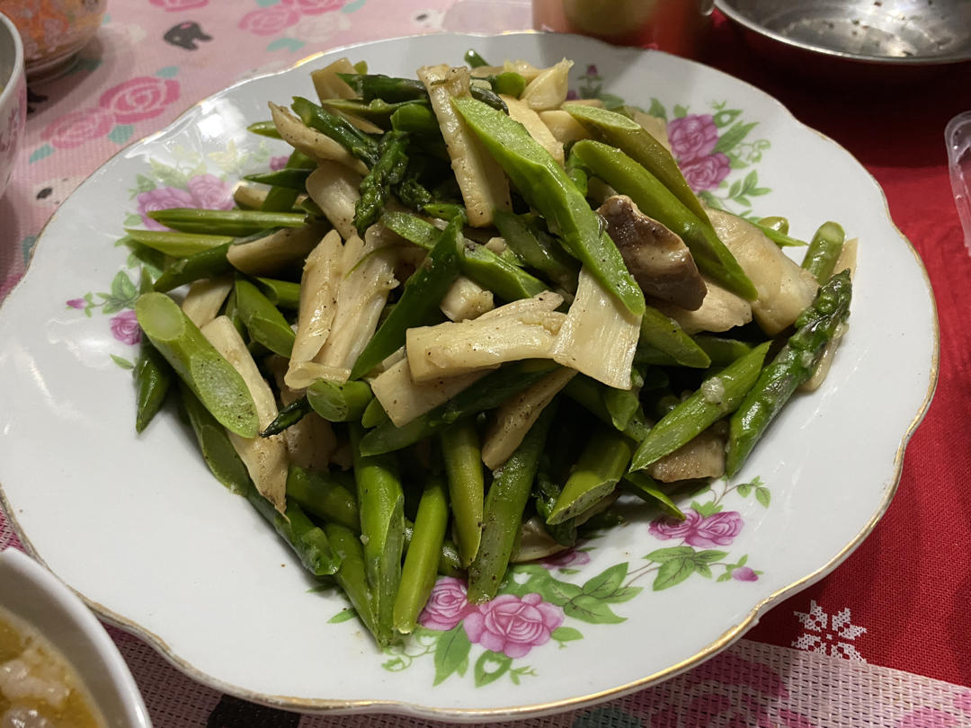 黄油蘑菇炒芦笋（做饭小白也能轻松搞定）