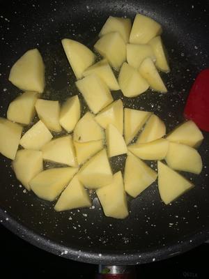 【红烧排骨】排骨不够，土豆来凑😍的做法 步骤7