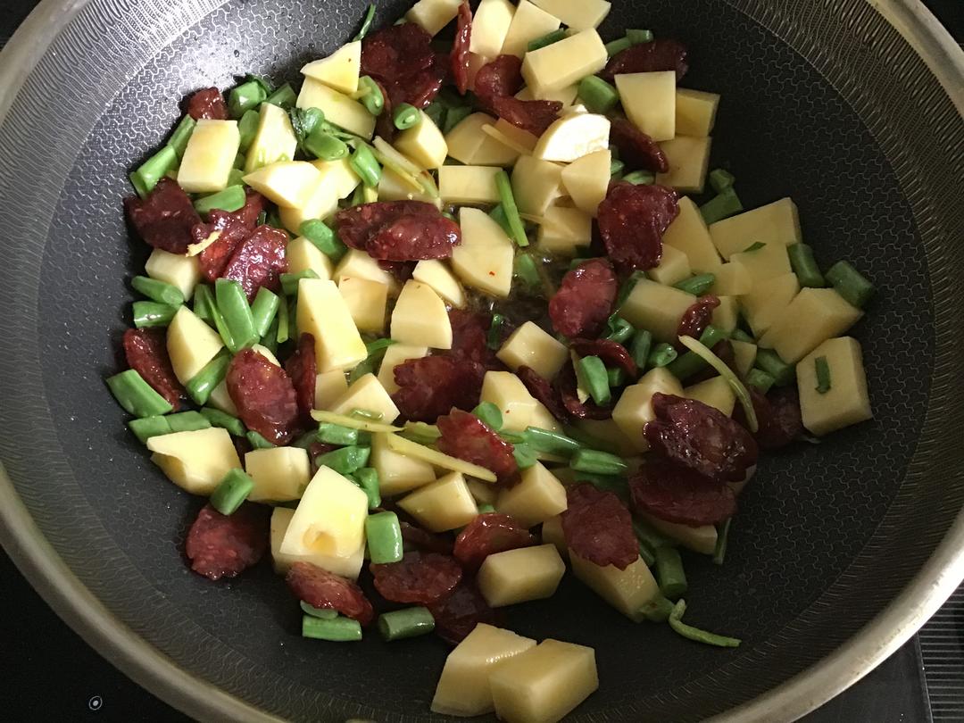 麻辣香肠土豆豆角焖饭的做法