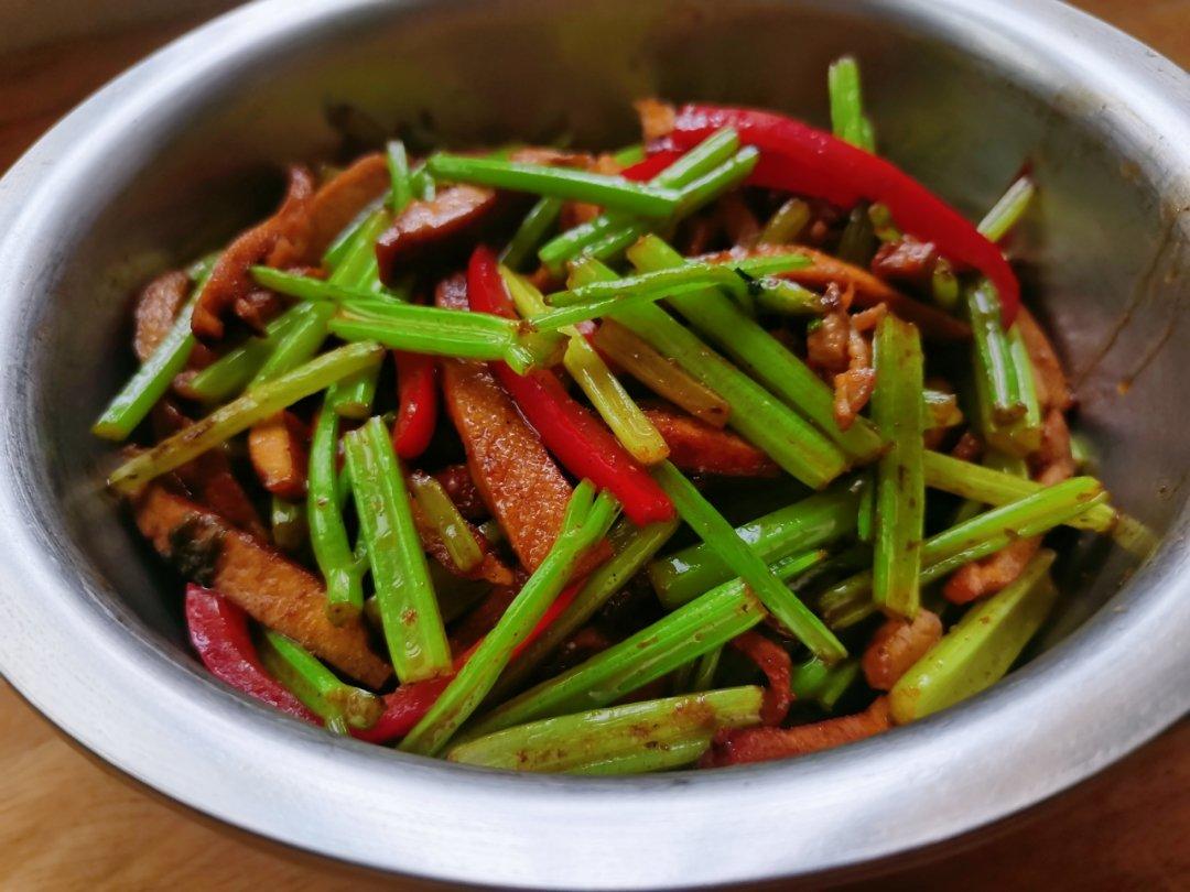 午餐晚餐简单快手下饭菜芹菜炒香干