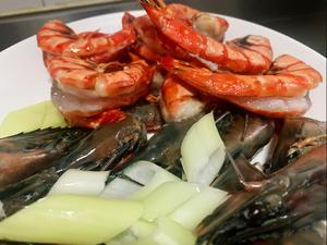 #换一种大虾的吃法，这样吃很下饭# 白菜炒虾的做法 步骤4