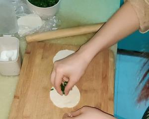 饺子皮葱油饼（快速简单又好吃）的做法 步骤3