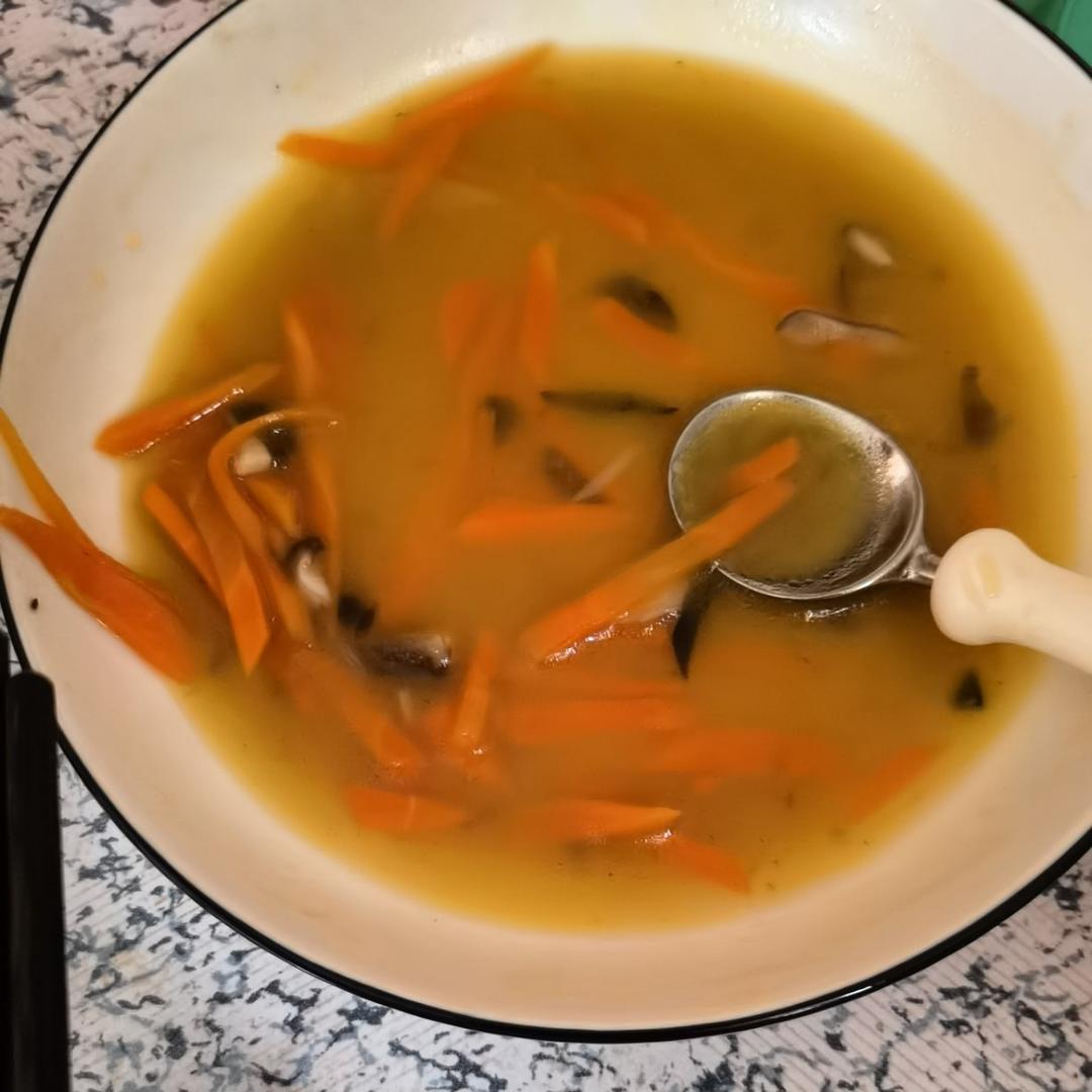 胡萝卜香菇炒木耳