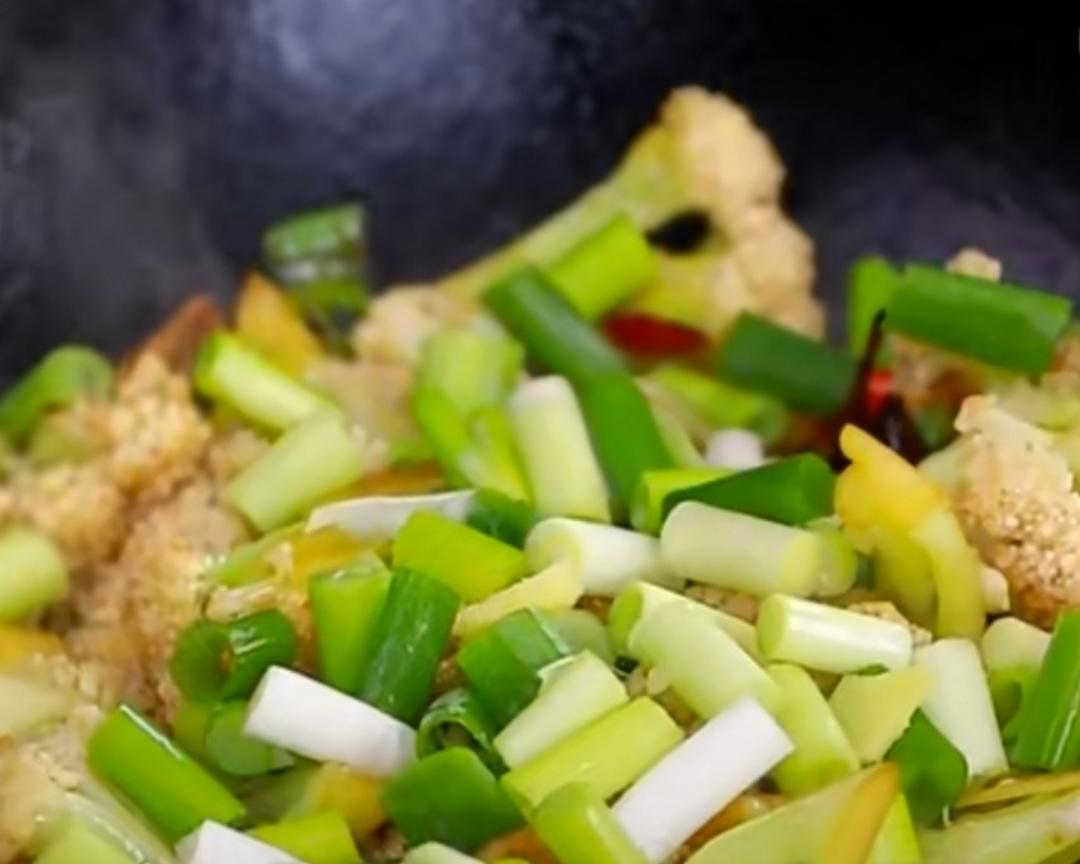 炒菜花清脆入味的做法 步骤6