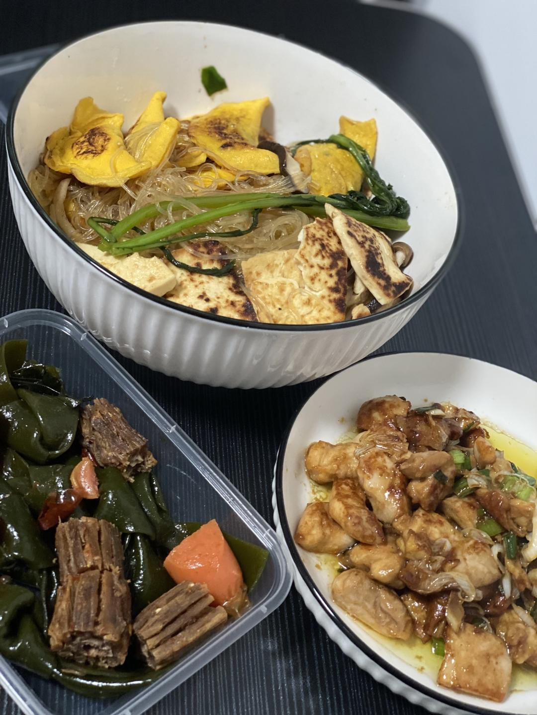 秋冬日必备暖锅 ｜ 蛋饺豆腐三鲜煲