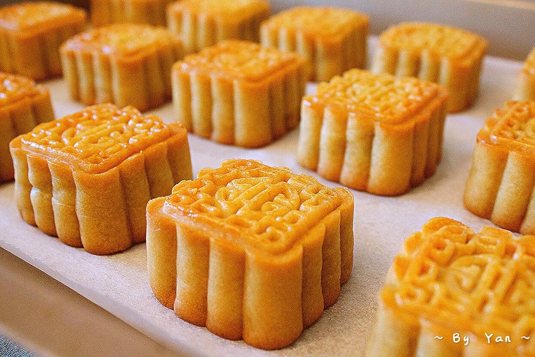 广式月饼—蛋黄莲蓉月饼