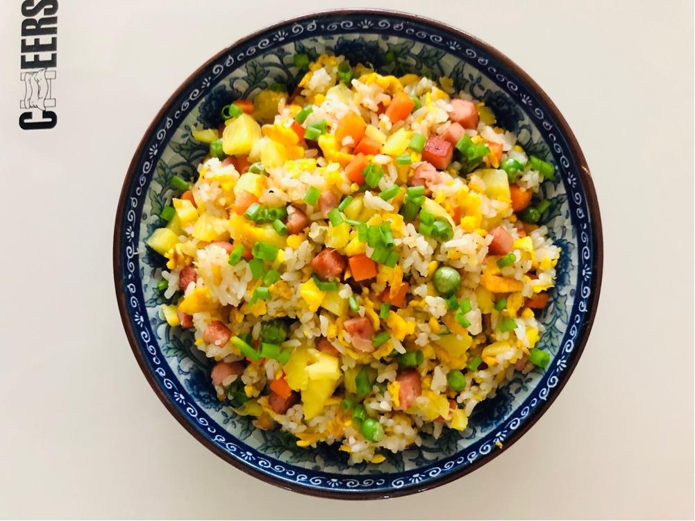 清新爽口的五彩菠萝炒饭~
