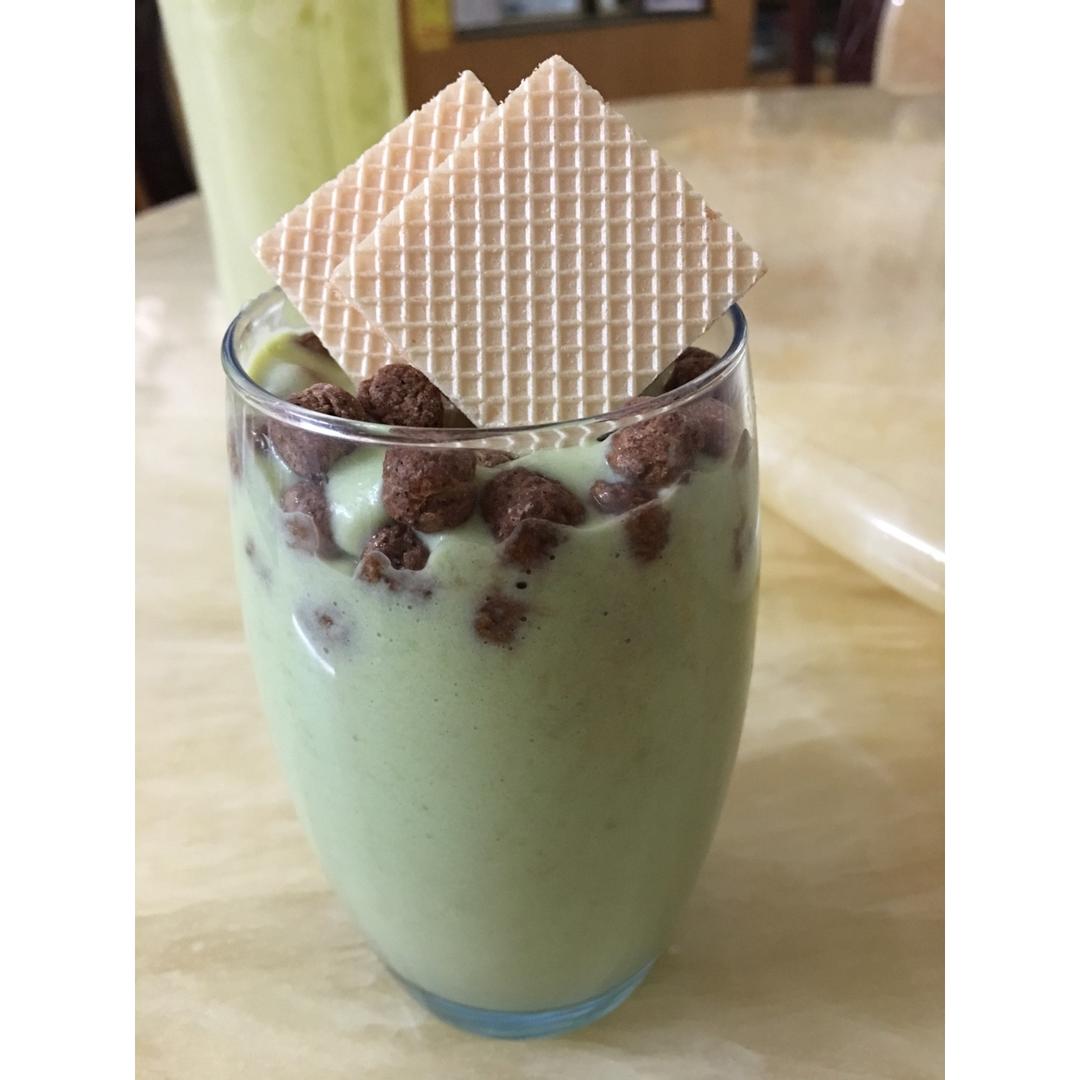 减肥餐－香蕉牛油果奶昔配卡乐B干果麦片
