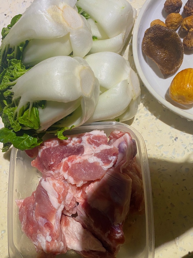 奶白菜炖猪骨汤的做法 步骤2