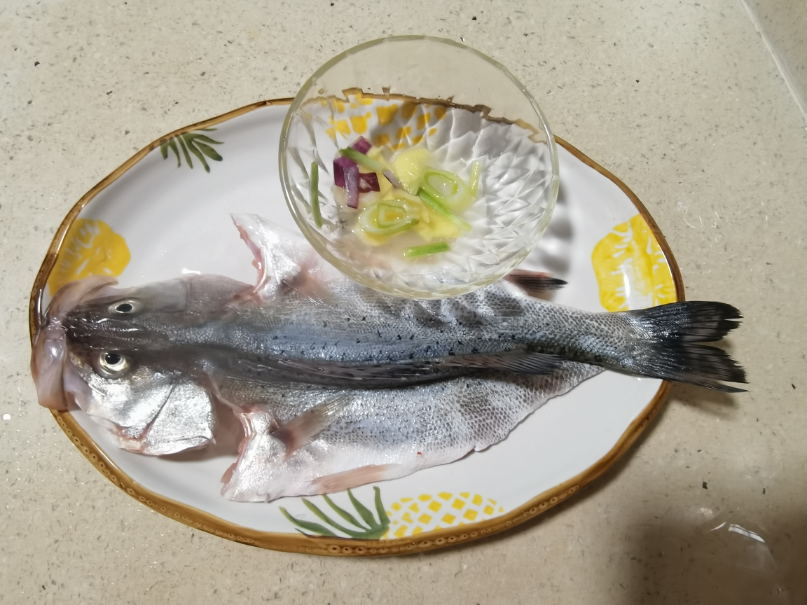 香煎海鲈鱼的做法 步骤1