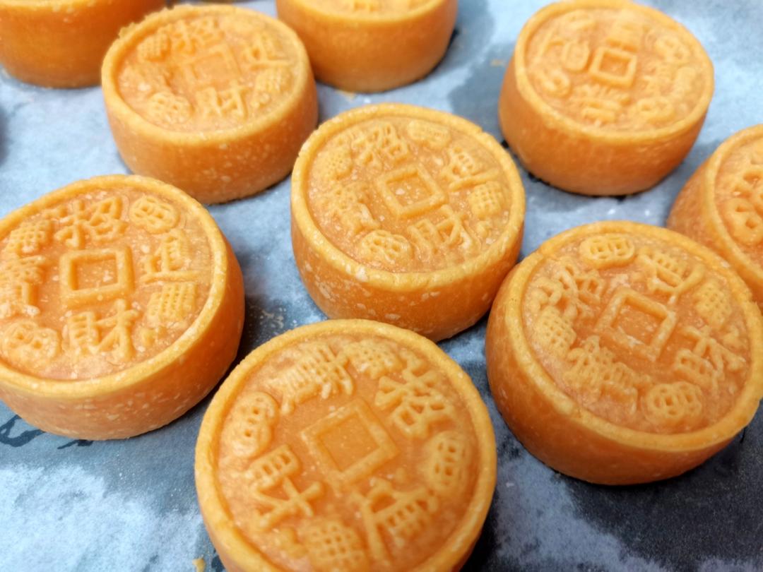 💃奶黄流心月饼——这是可以让你坐稳朋友圈厨霸位置的月饼🥮，没人点赞算我输👎