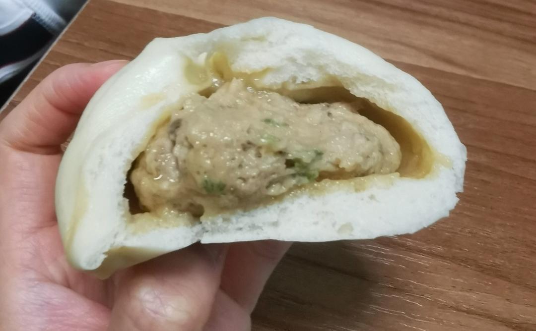 松软多汁的肉包子