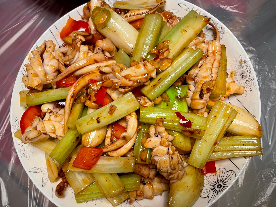 厨师长教你：“爆炒鱿鱼”的家常做法，口感爽脆，香辣过瘾