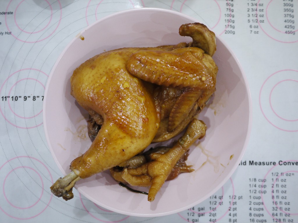 广东经典豉油鸡，手把手教你，鸡肉皮薄嫩滑的做法 步骤6