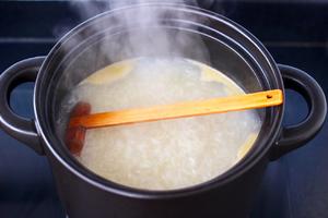营养师推荐-海虾海参砂锅粥的做法 步骤5