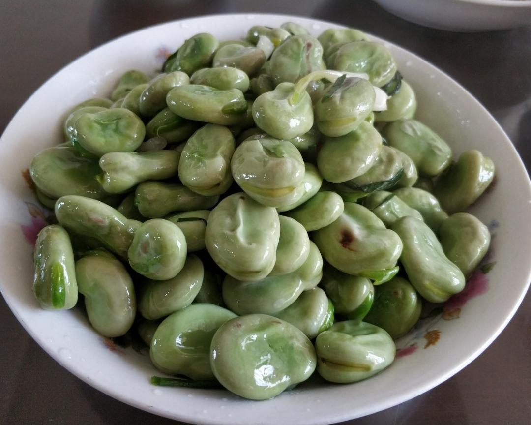 粉粉糯糯的清炒蚕豆