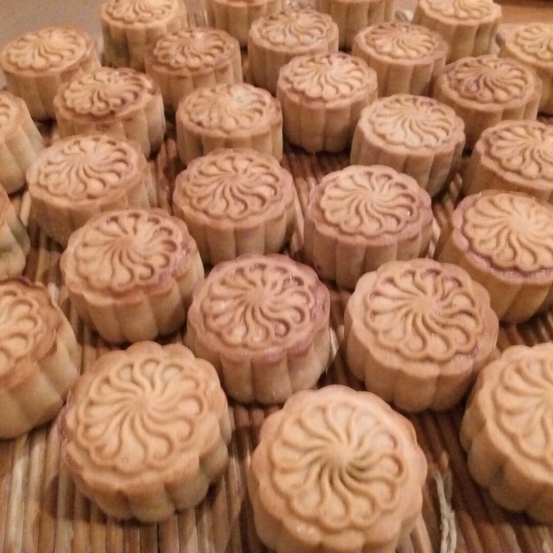 广式月饼—蛋黄芝麻月饼