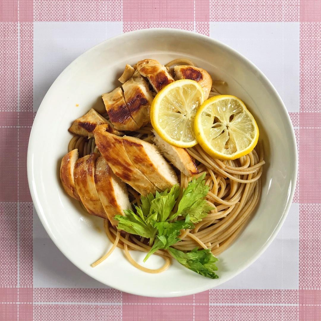 想不好吃都难的——酸甜清爽青柠鸡胸肉凉面！gif小动图