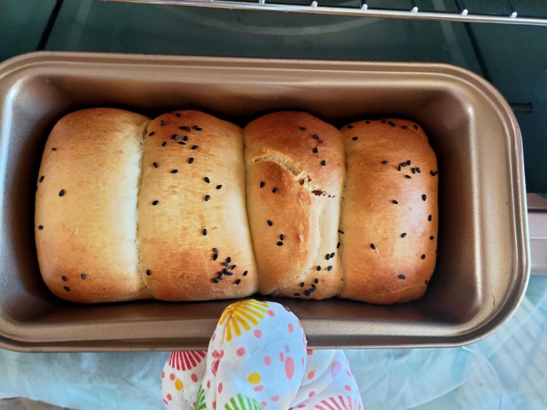 小俗人f5o8做的用烤箱自己做面包手工牛奶吐司面包