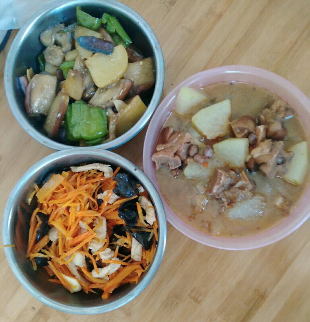 胡萝卜木耳炒肉