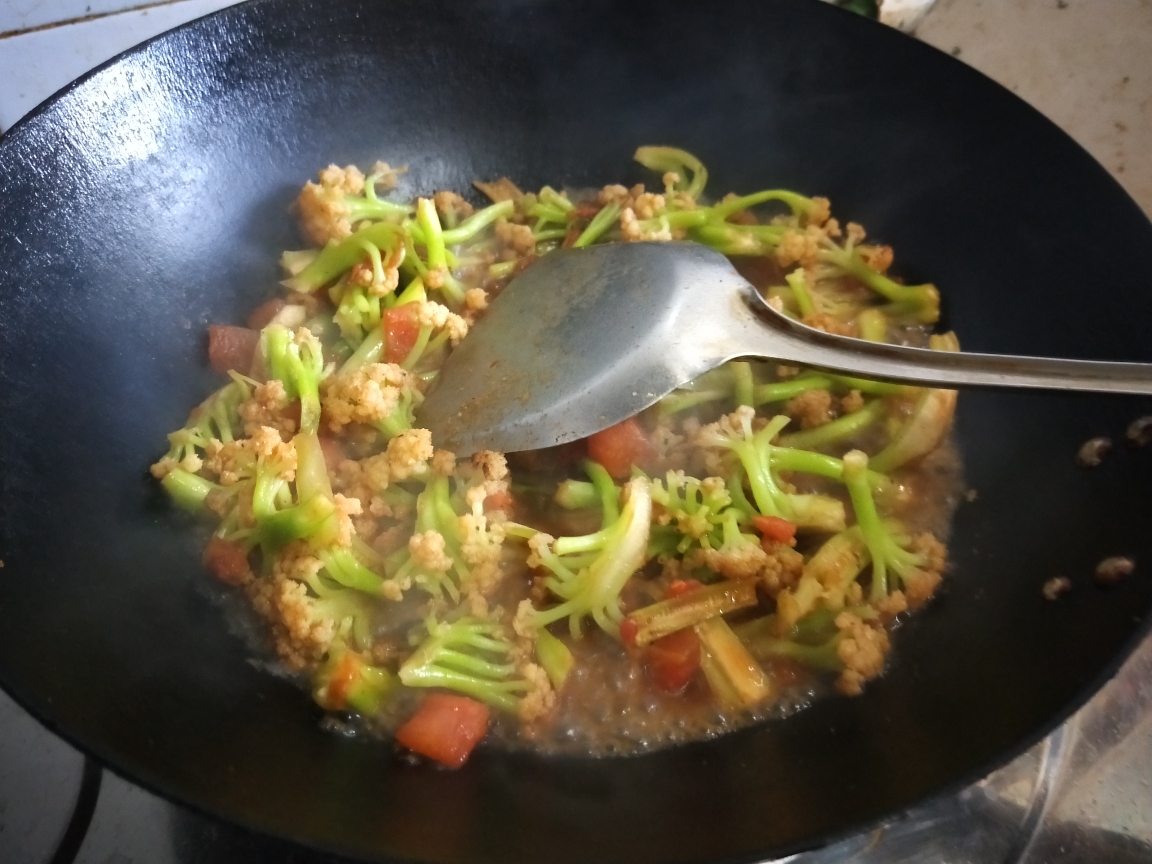 妈妈的味道备忘录：西红柿炒菜花——拌米饭的绝佳菜肴的做法 步骤9