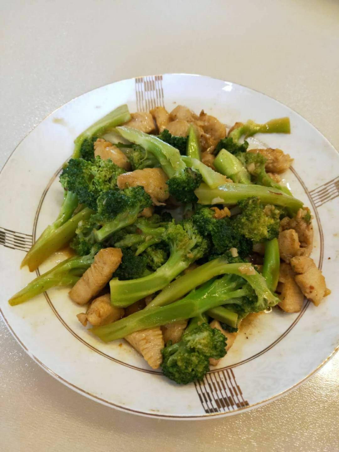 鸡胸肉炒西兰花