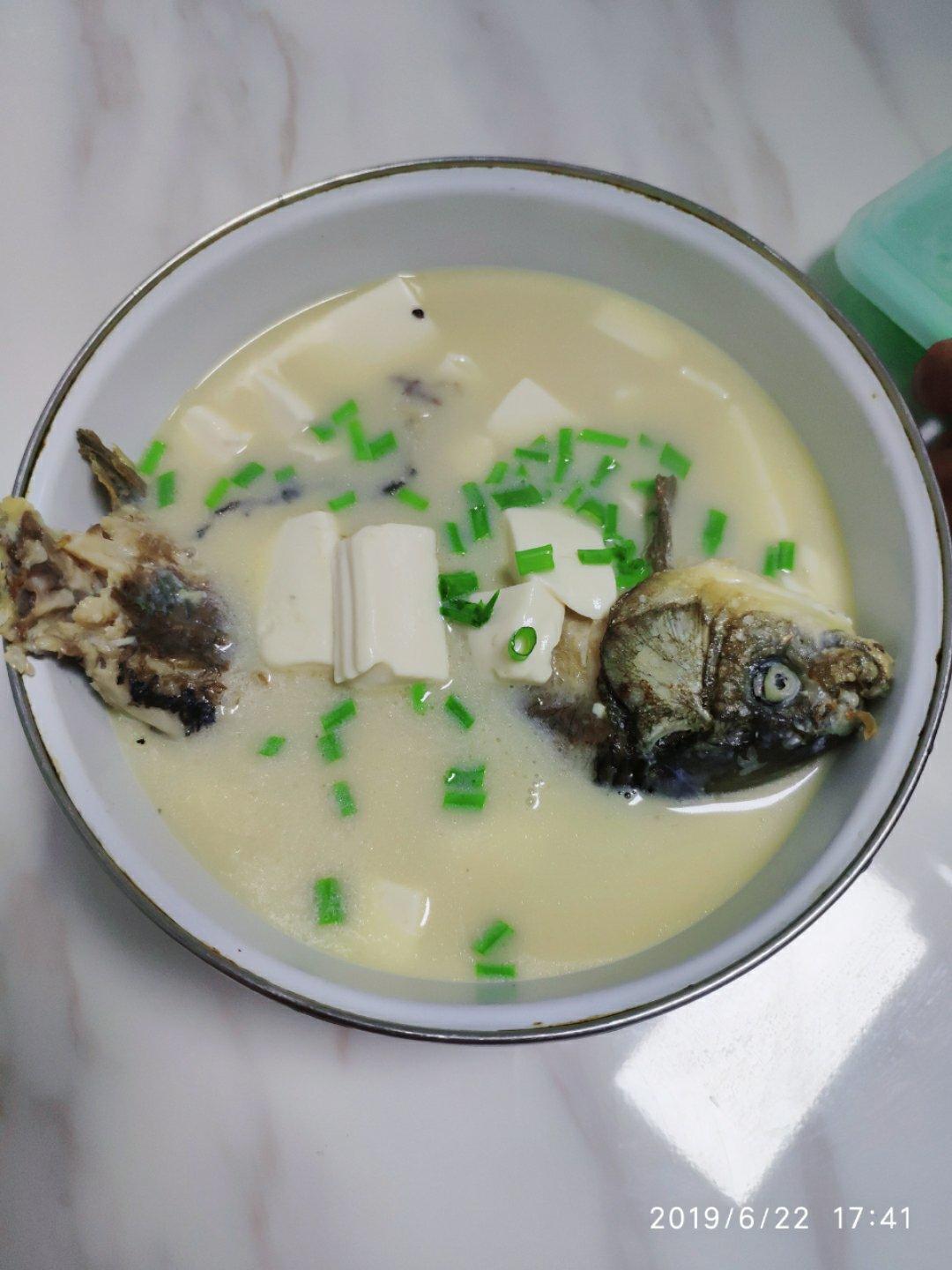 奶油鲫鱼豆腐汤