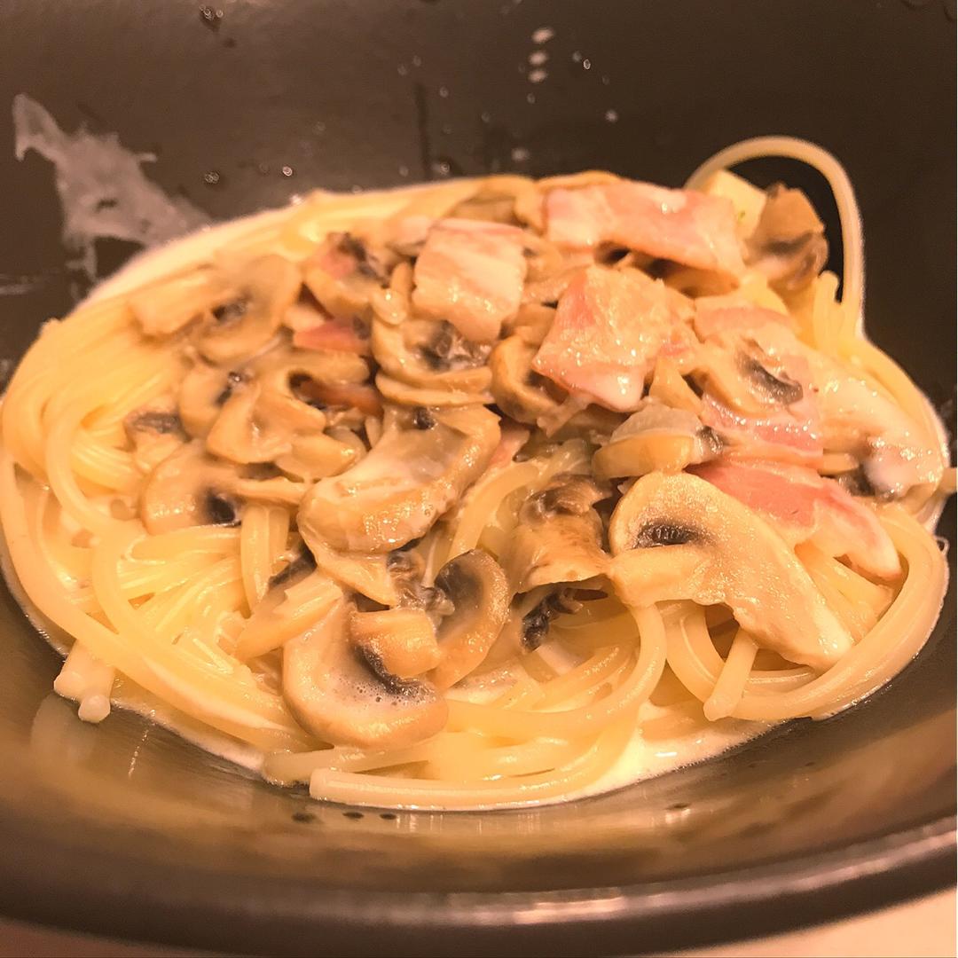 白蘑菇奶油培根意面