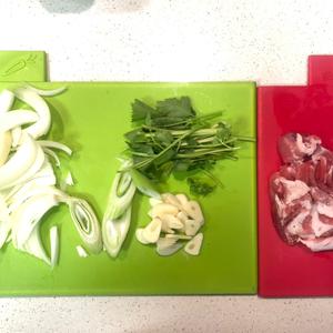 泡菜炒猪肉的做法 步骤2