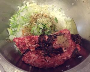 牛肉白萝卜蒸饺-荤素搭配，香而不腻的做法 步骤3
