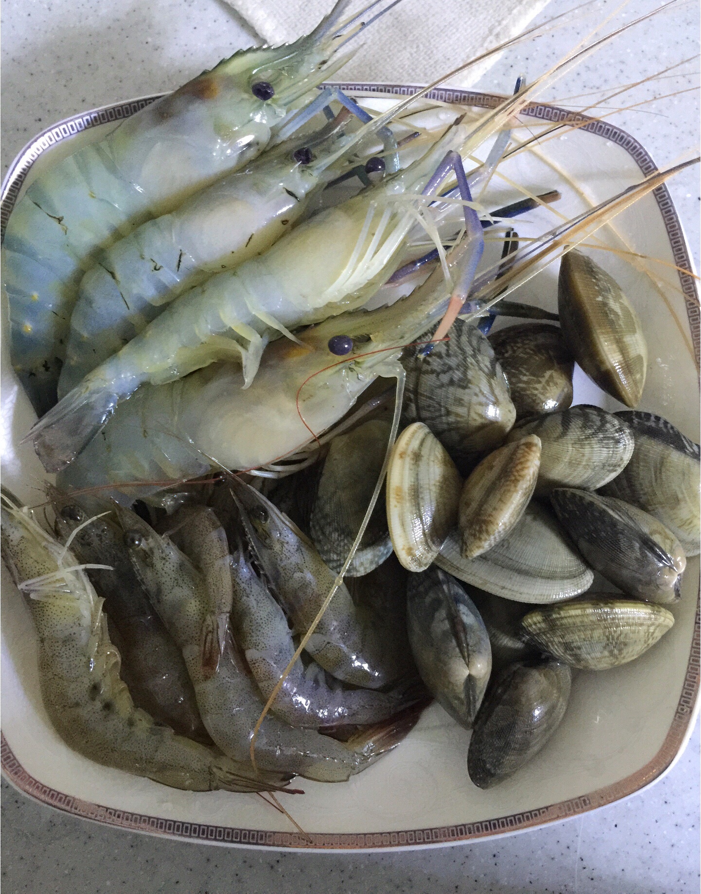 青菜蛤蜊鲜虾面的做法 步骤2