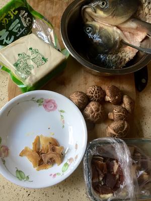 晚餐 花菇天麻豆腐鱼头汤的做法 步骤1