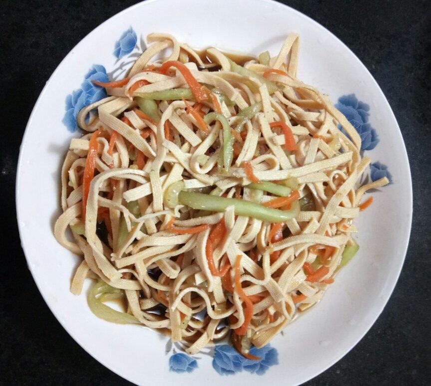 超快手的凉拌千张黄瓜胡萝卜丝