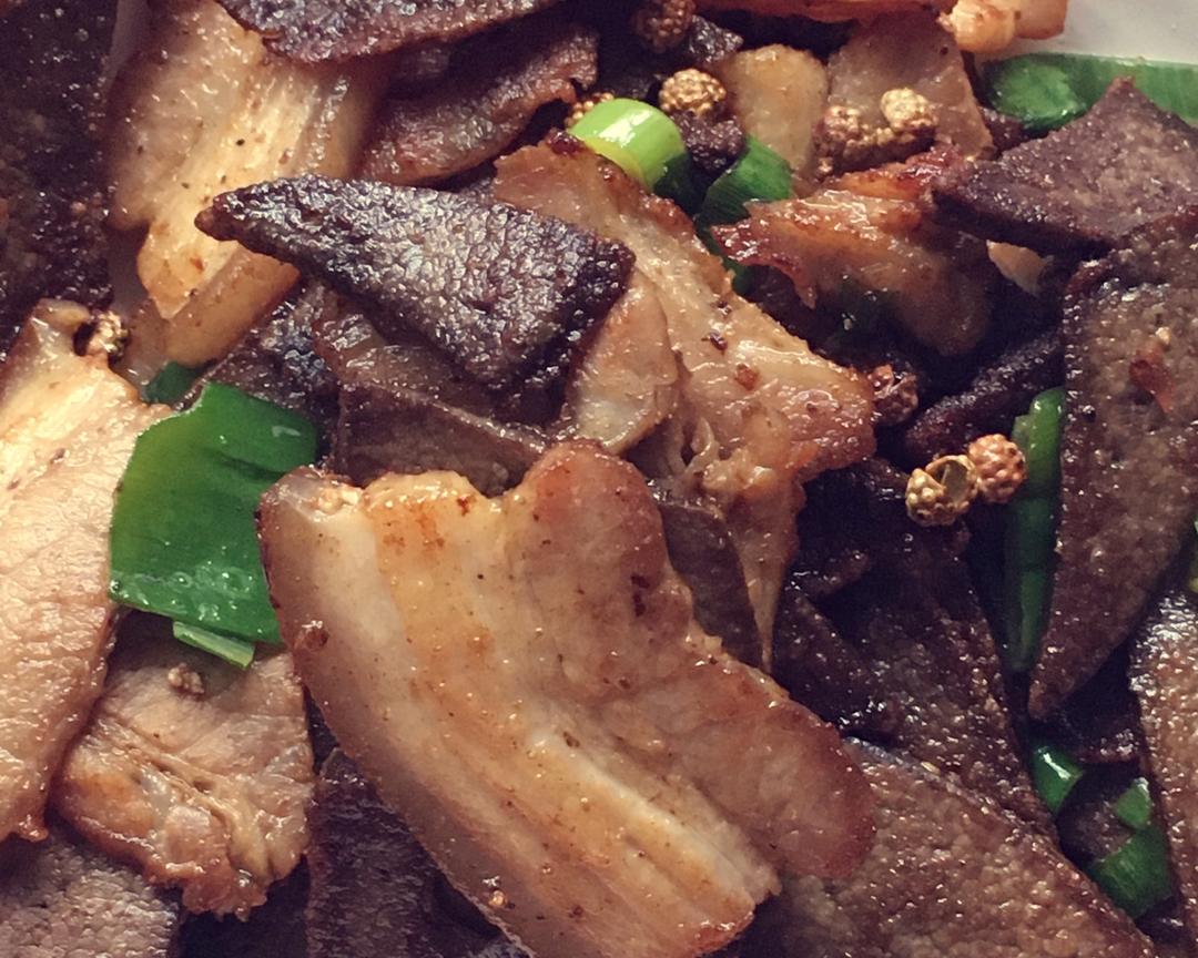 五花肉炒猪肝的做法