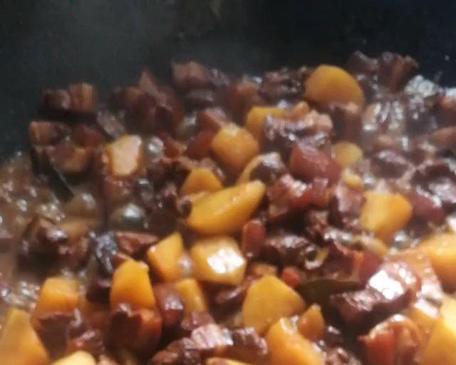 红烧肉烧土豆的做法