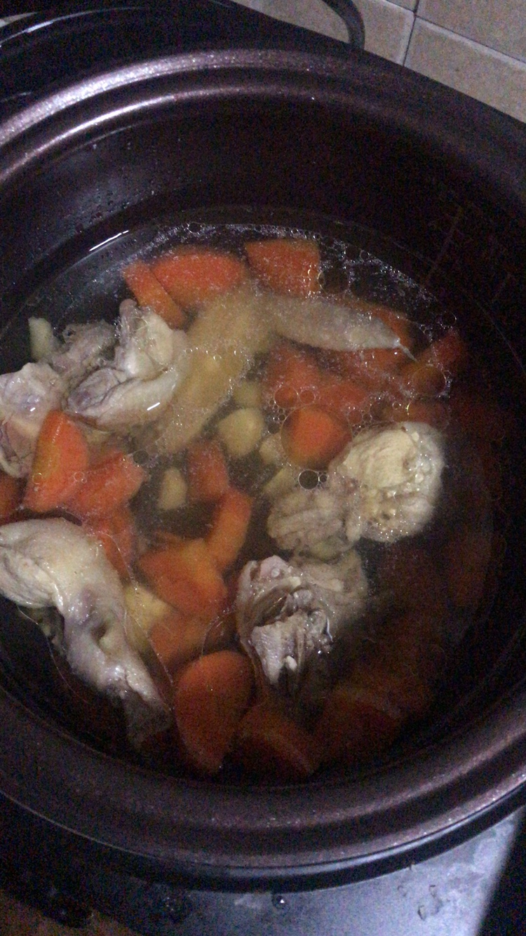 胡萝卜煮鸡汤的做法