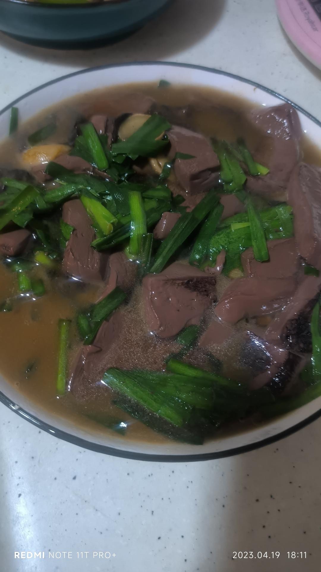 猪血炒韭菜，每周吃两三次，养胃补血，气色佳