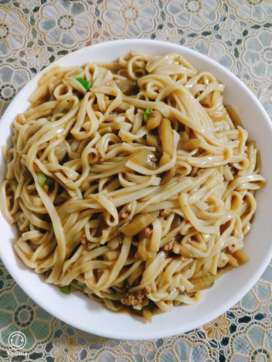 无敌好吃的【鱼香肉沫茄子焖面】，吃完舔盘🍜