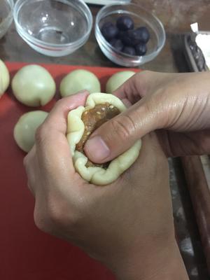 肉松豆沙麻薯蛋黄酥的做法 步骤16