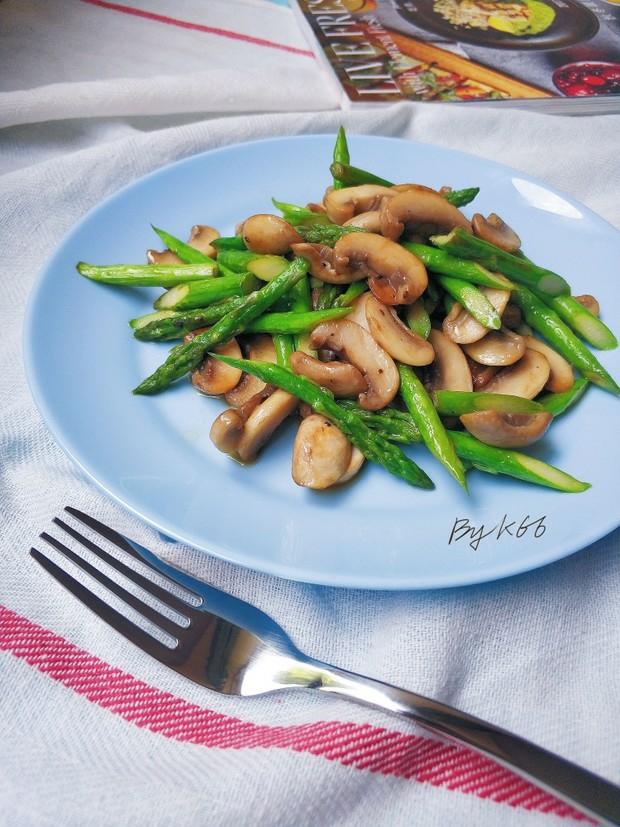 黄油芦笋炒蘑菇的做法