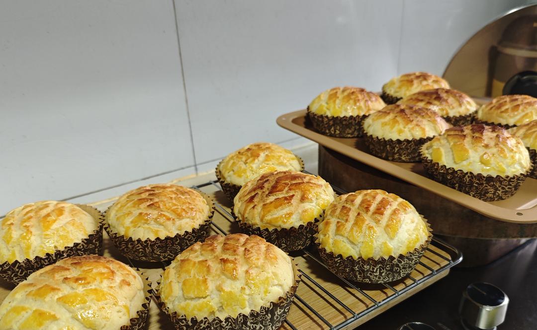 好吃到炸裂的港式菠萝包（附带制作酥皮的小视频）